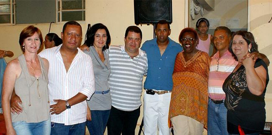 Vereador Fabinho com a noiva e vereador Toninho com a esposa, e representantes da raça negra e amigos